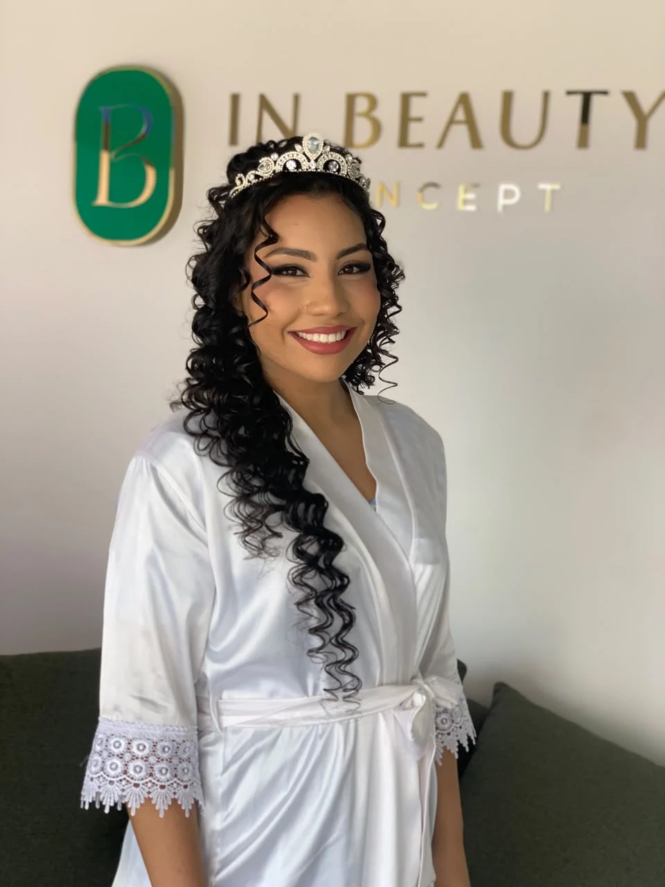 Noiva com tiara no espaço In Beauty Concept