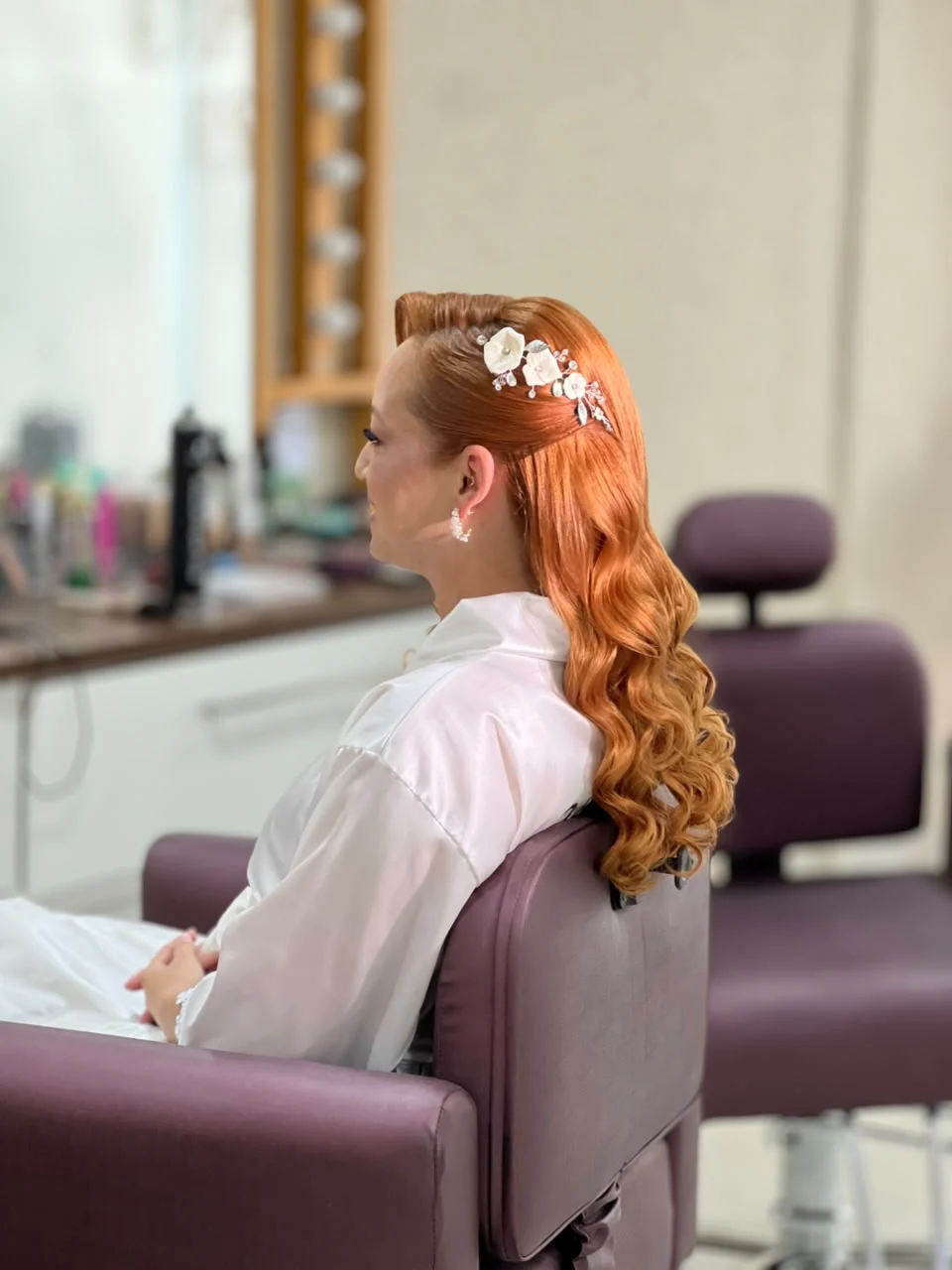 Penteado lateral com arranjo floral